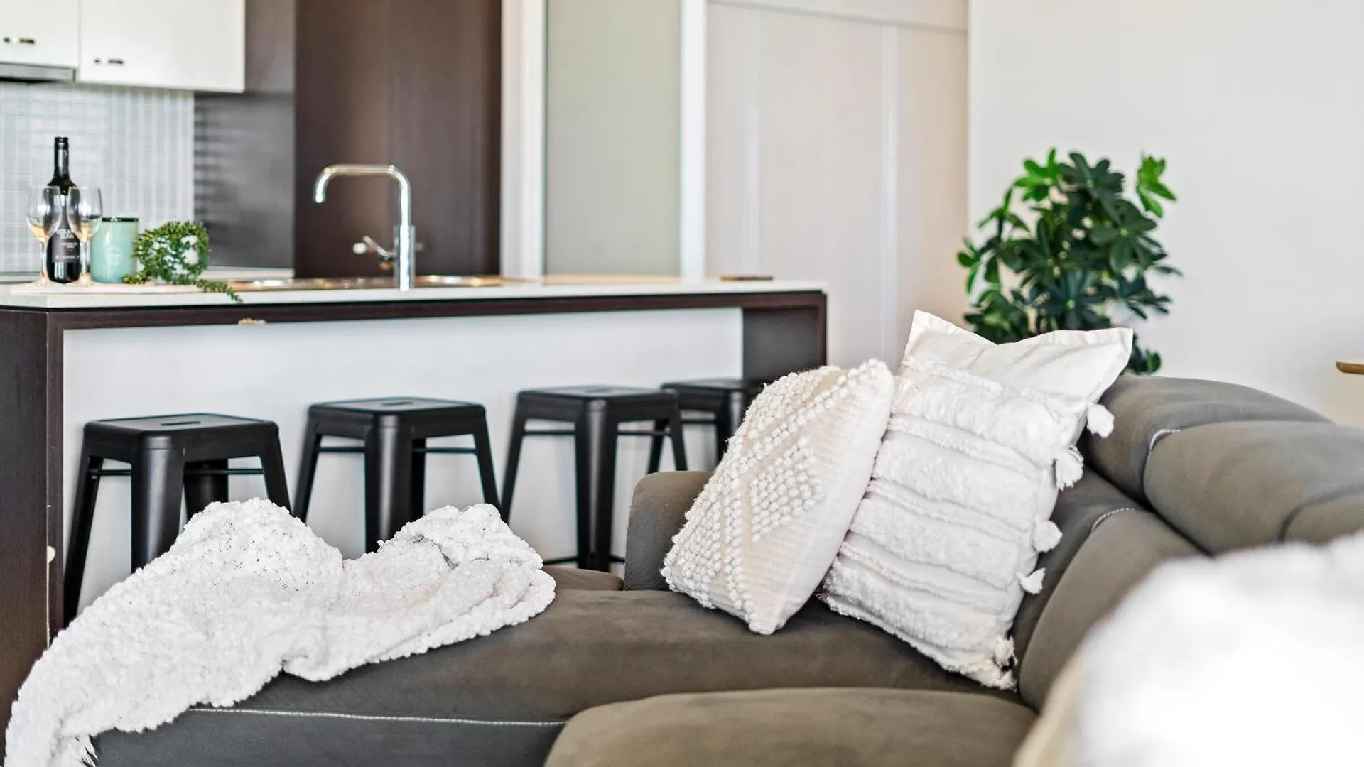 Wings Apartments - Qstay Gold Coast 0*,  Australia
